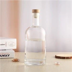 زجاجات مياه زجاجية مع كورك